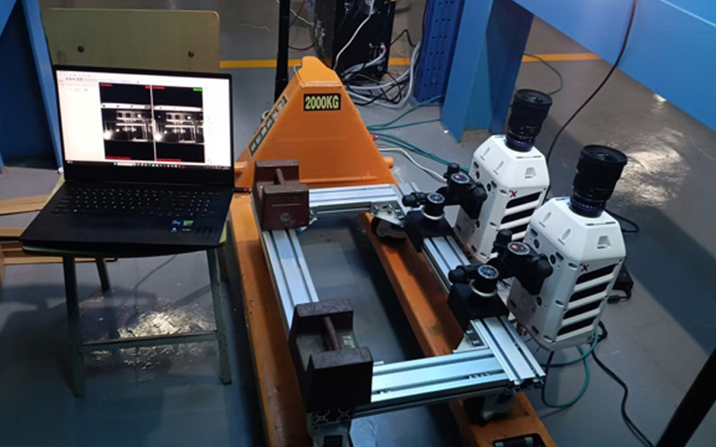Berührungs lose Messung des durch Steigrohr wirbel induzierten Vibrations modal experiments auf Basis der DIC-Technologie