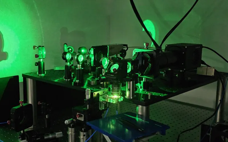 Verwendung einer Scmos-Kamera zur Erfassung des Fluoreszenz signals von Diamant-NV-Farb zentren vor und nach der Anwendung eines Magnetfeldes